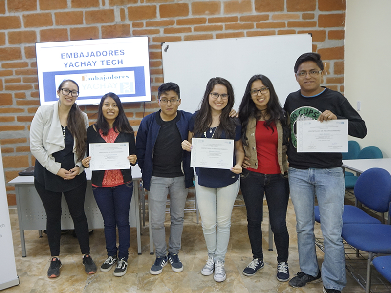 Estudiantes de Yachay Tech llevan la ciencia a los colegios